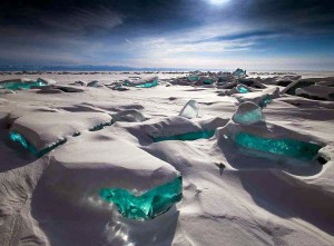 Glace-turquoise-au-nord-du-lac-Baïkal-Russie