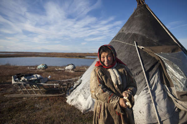 Nenets de Sibérie devant un tchoum