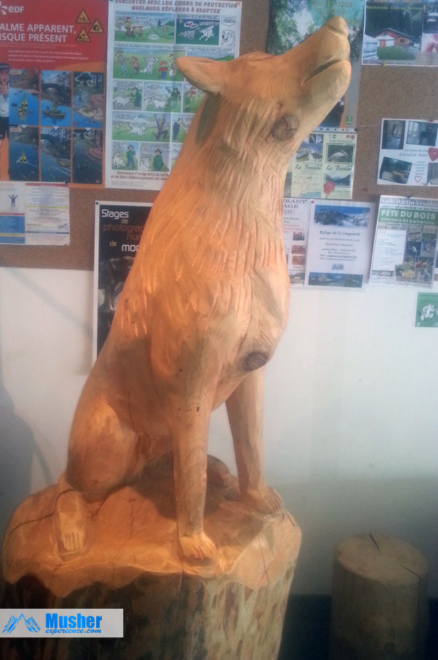 Sculpture de loup en bois