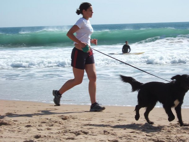Footing avec son chien à la plage