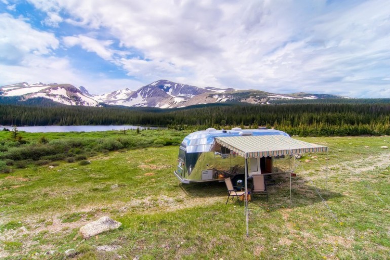 Airstream-Flying-Cloud-Travel-Trailer-01-800x533