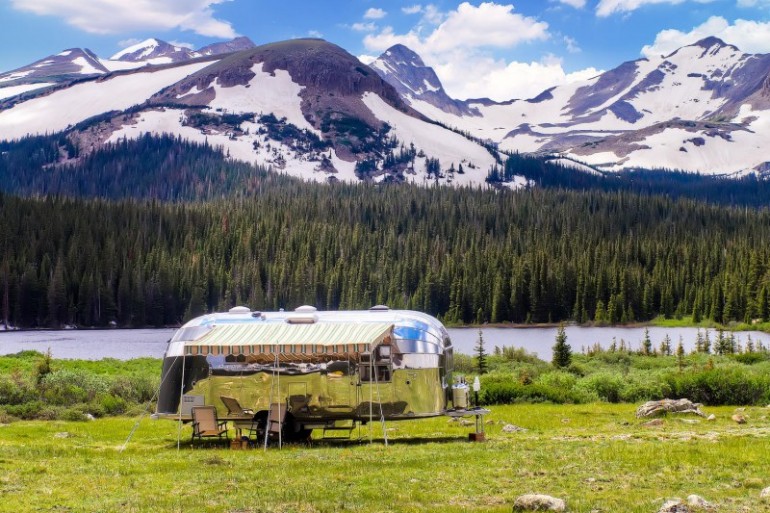 Airstream-Flying-Cloud-Travel-Trailer-02-2-800x533