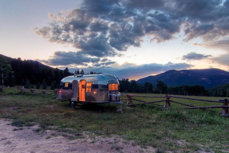 Airstream-Flying-Cloud-Travel-Trailer-07-800x536