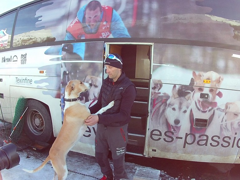 Rémy Coste devant son car