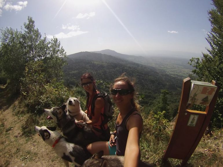 filles-en-rando-avec-3-chien-husky-siberien