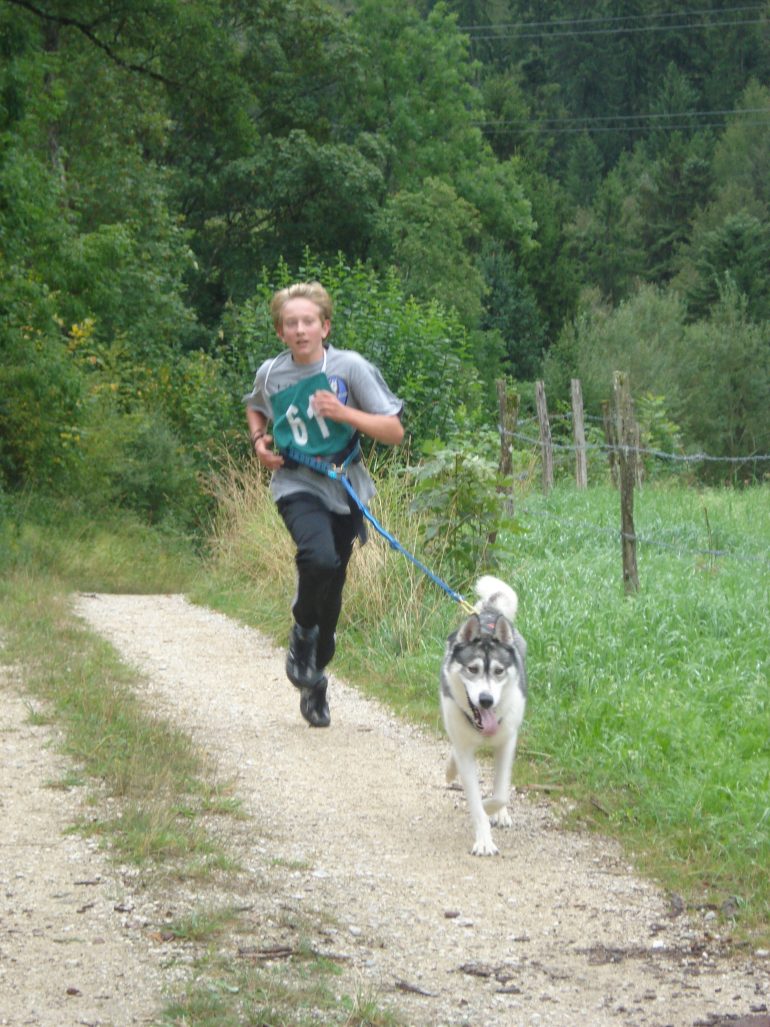 canicross enfant running avec chien