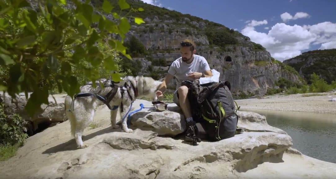 baptiste donne a manger à son chien