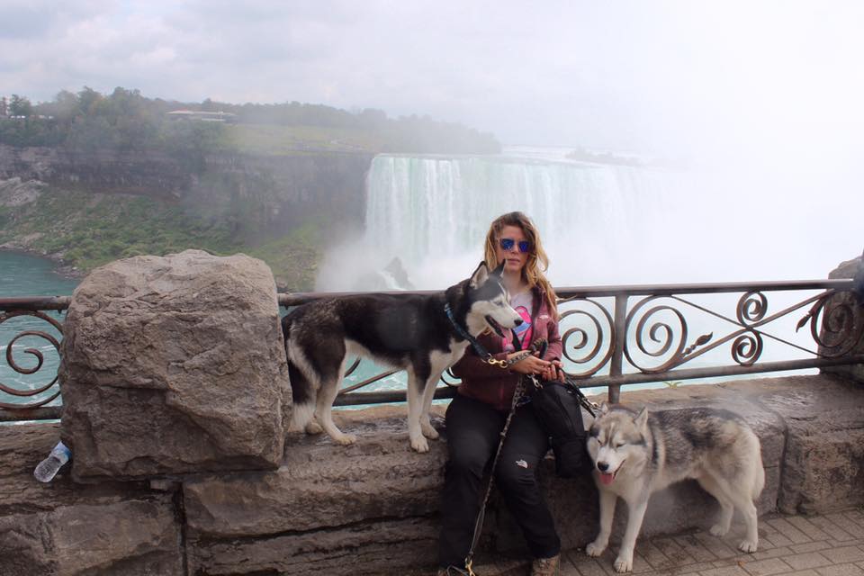 2 husky siberien et leur maitresse aux chutes du niagara