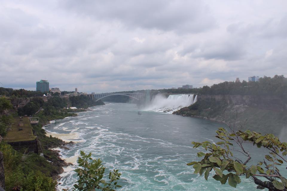 Chute d'eau à côté d'un pont