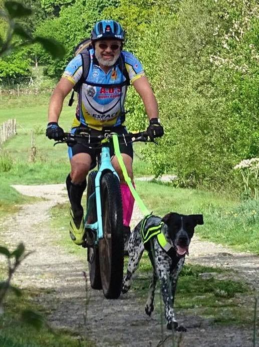 claude et modjo en canivtt sur un chemin dans les bois