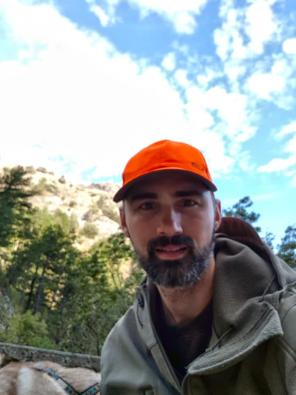 casquette orange pour être visible des chasseurs