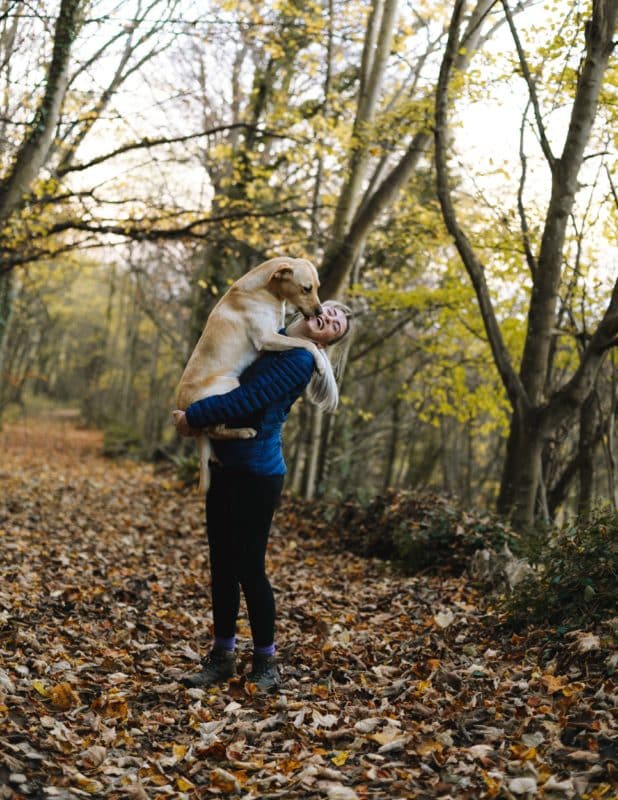 complicite chien humain en foret